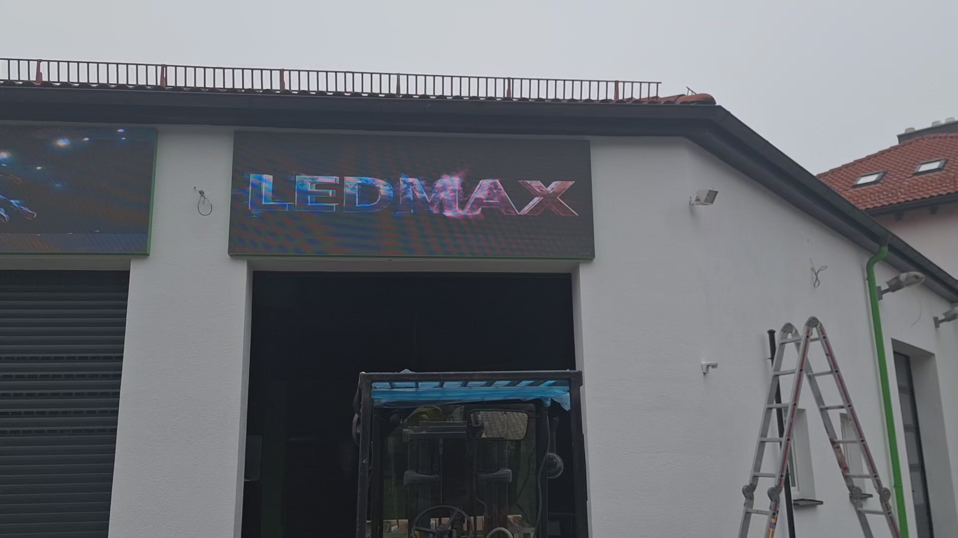 Premium Outdoor LED Billboard Display 320 cm × 128 cm – P5 LED Module with Aluminum Cabinet